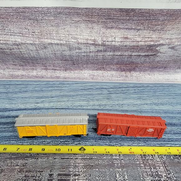 Vintage H.O Scale Union Pacific & Great Northern livestock train cars yellow/red - Picture 1 of 11
